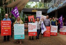 Union members on strike at CQUni