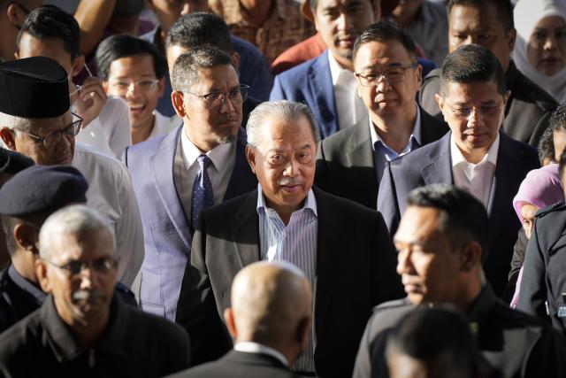 马来西亚前总理慕尤丁被控滥用职权