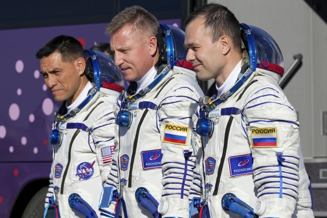Üç astronot uzayda bir yıl kaldıktan sonra Dünya’ya döndü