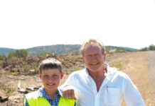 Young fan meets Twiggy